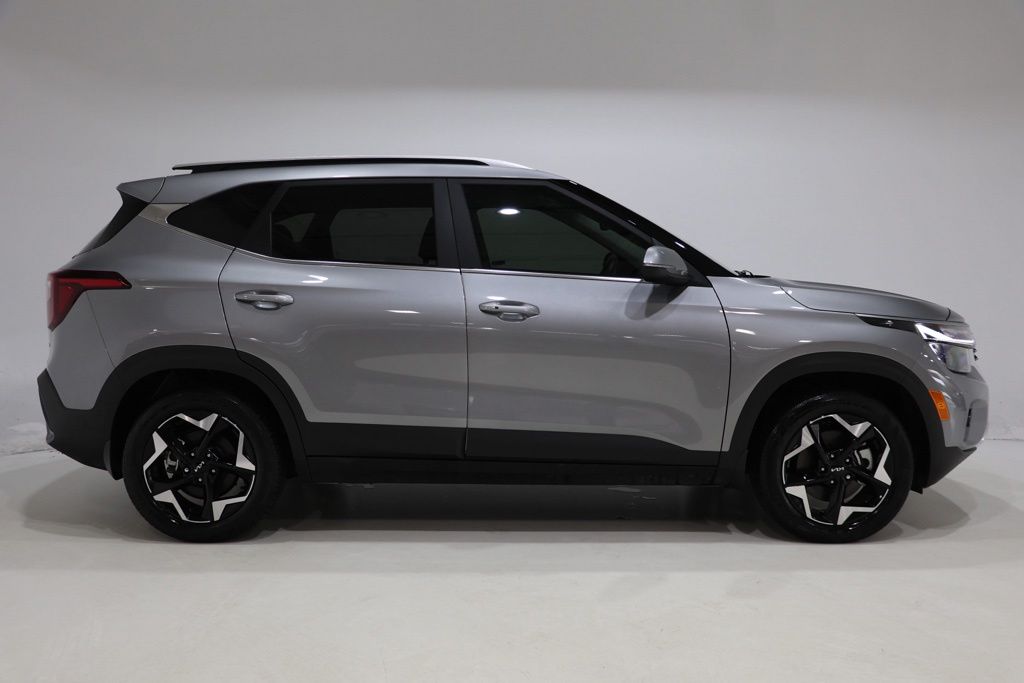 2025 Kia Seltos EX - Photo 9