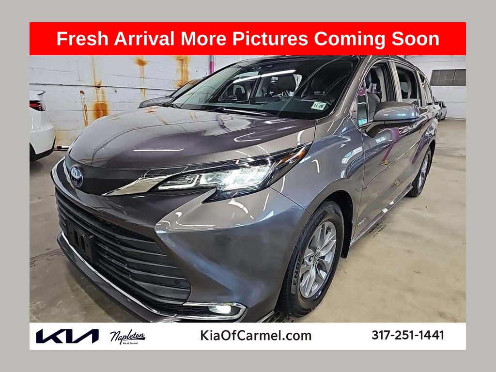 2021 Toyota Sienna XLE's photo