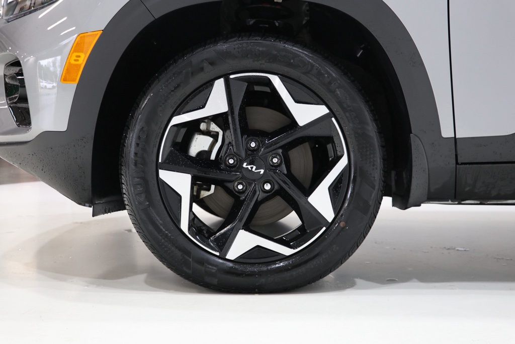 2025 Kia Seltos EX - Photo 11