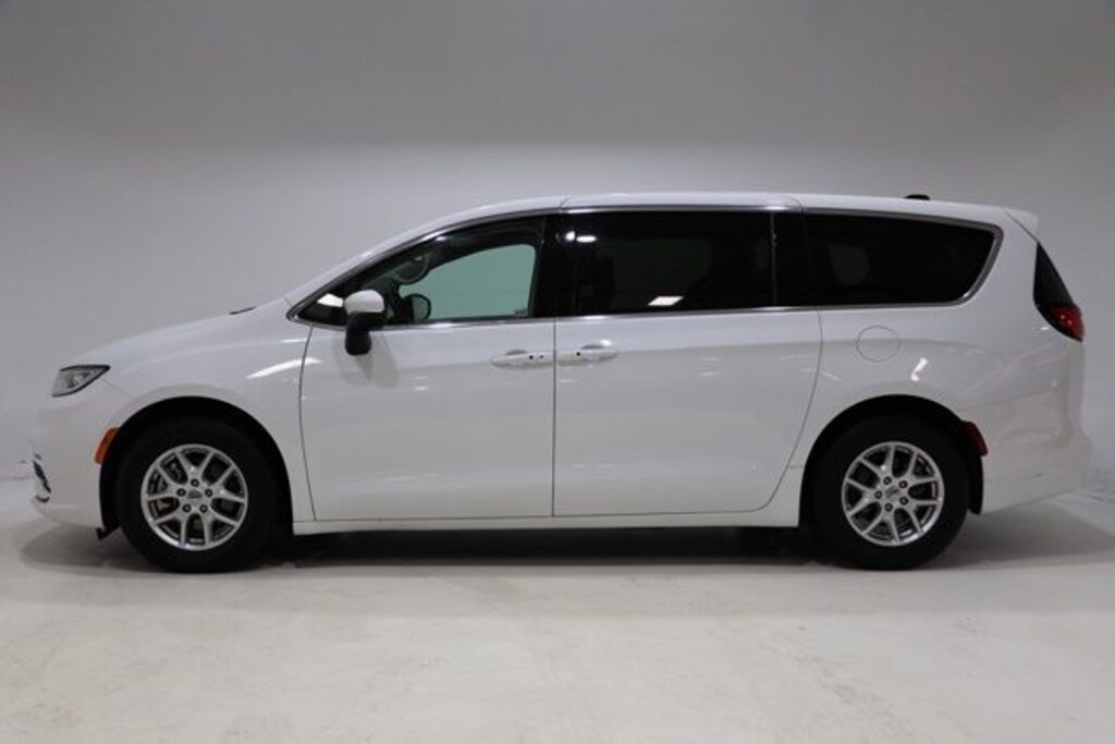 Used 2023 Chrysler Pacifica Touring L Minivan/Van