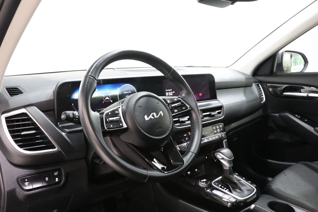 2025 Kia Seltos EX - Photo 16