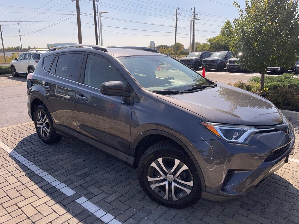 2017 Toyota RAV4 LE photo 3