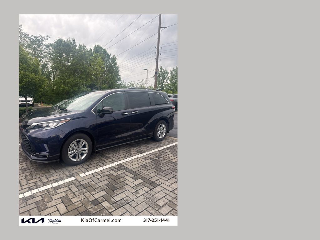 2023 Toyota Sienna XSE 7-Passenger Hybrid AWD's photo