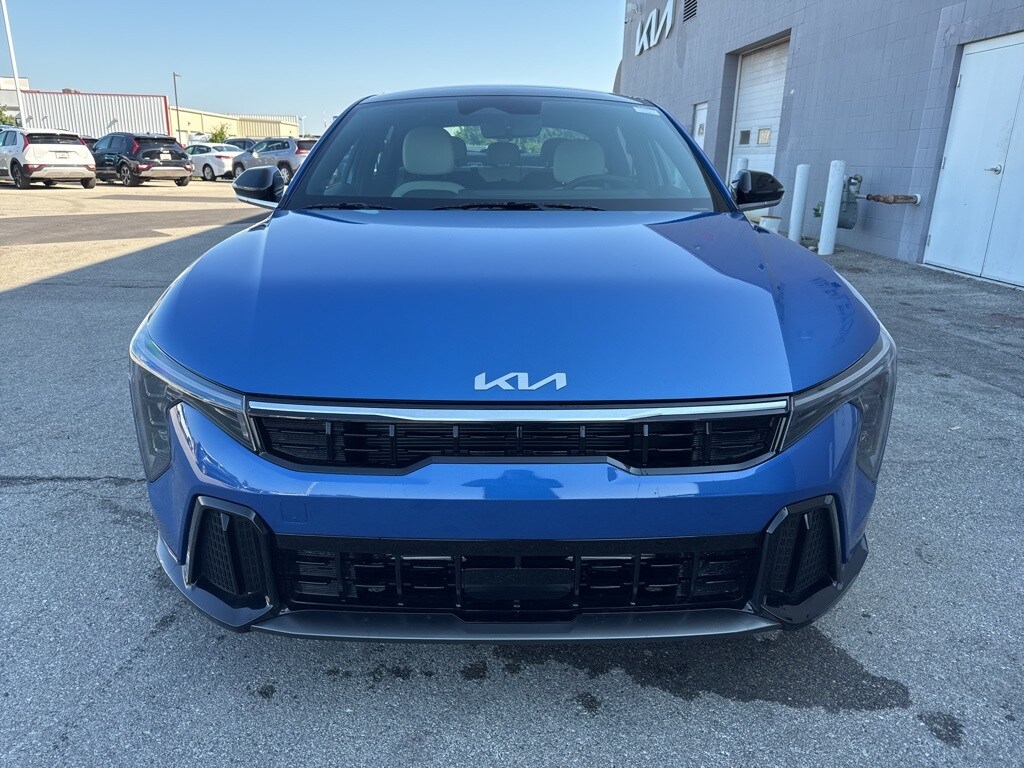 2025 Kia K4 GT-Line photo 2