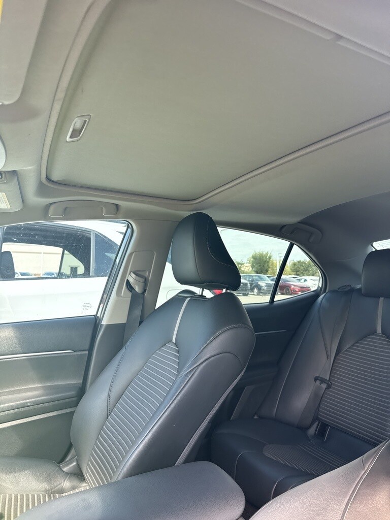 2020 Toyota Camry SE photo 2