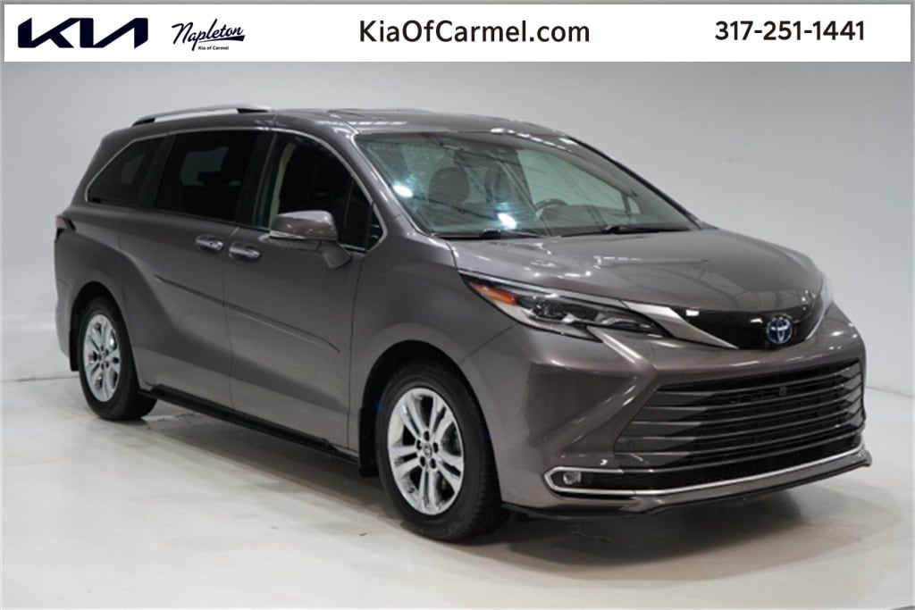 2022 Toyota Sienna Platinum's photo