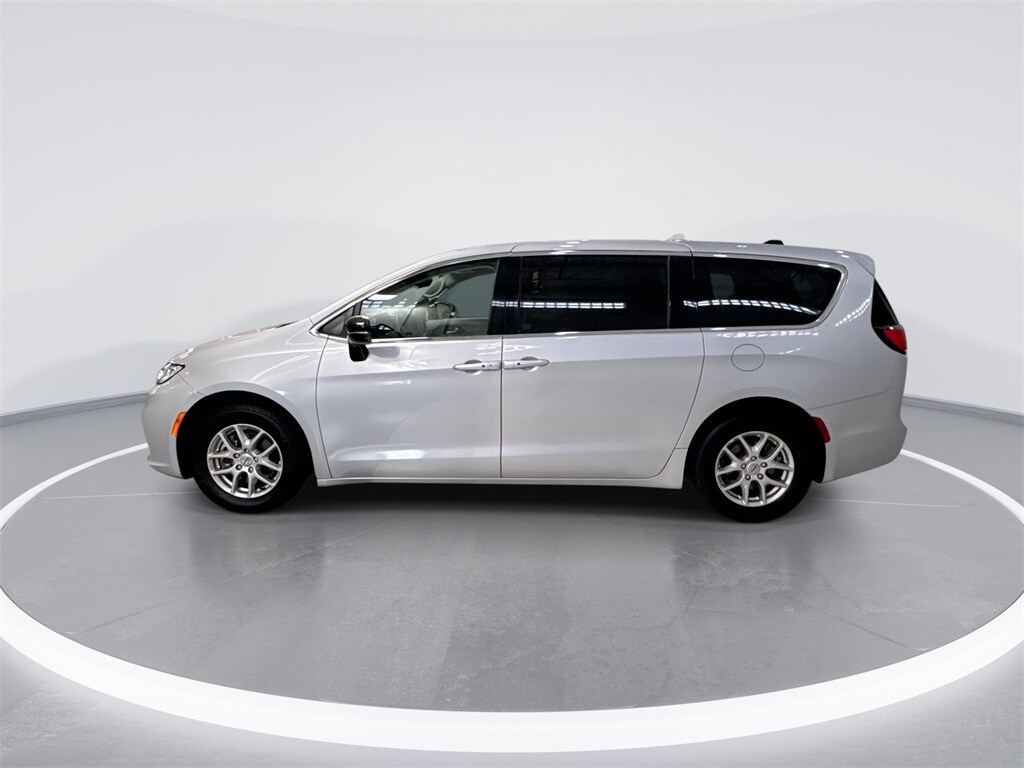 2024 Chrysler Pacifica Touring L photo 4