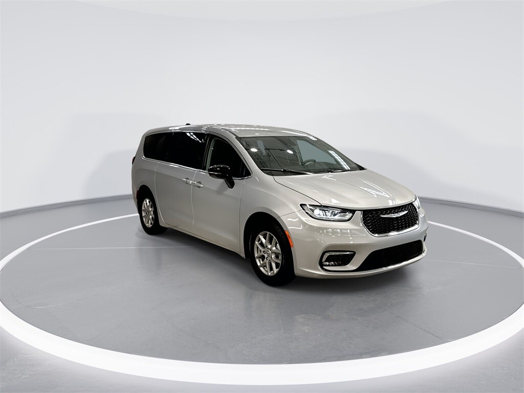 2024 Chrysler Pacifica Touring L photo 2