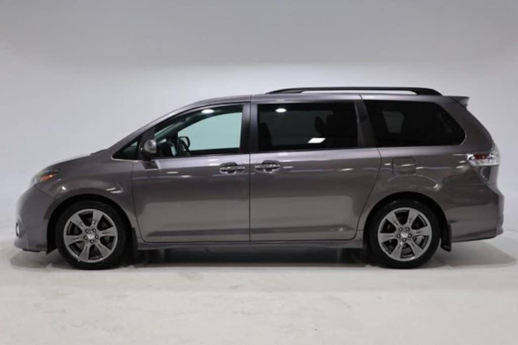 Used 2017 Toyota Sienna SE Premium Minivan/Van