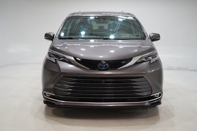 2022 Toyota Sienna Platinum photo 2