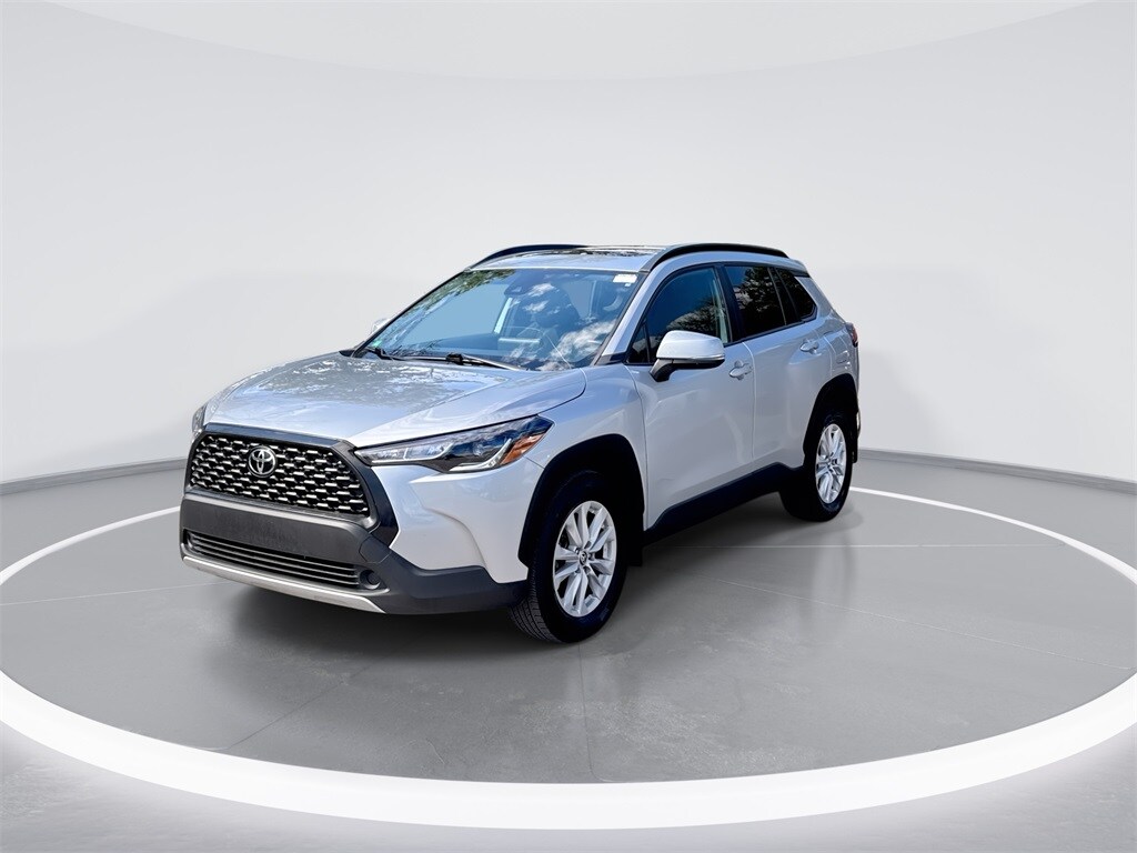 2022 Toyota Corolla Cross LE photo 2