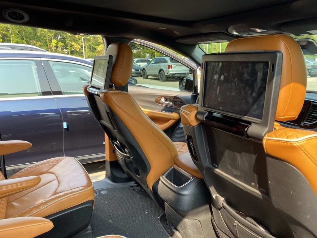 2022 Chrysler Pacifica Pinnacle photo 2