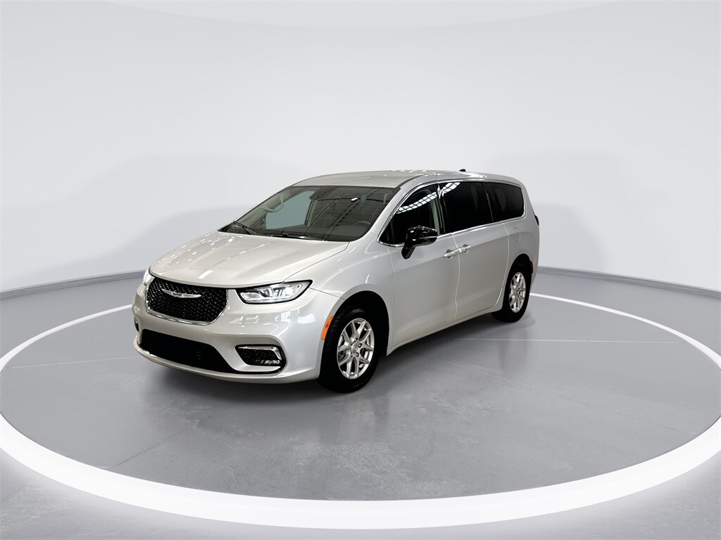 2024 Chrysler Pacifica Touring L photo 3