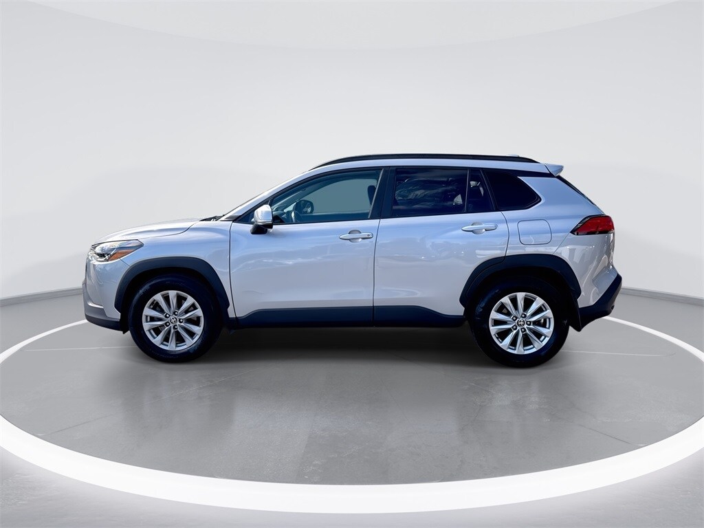 2022 Toyota Corolla Cross LE photo 3