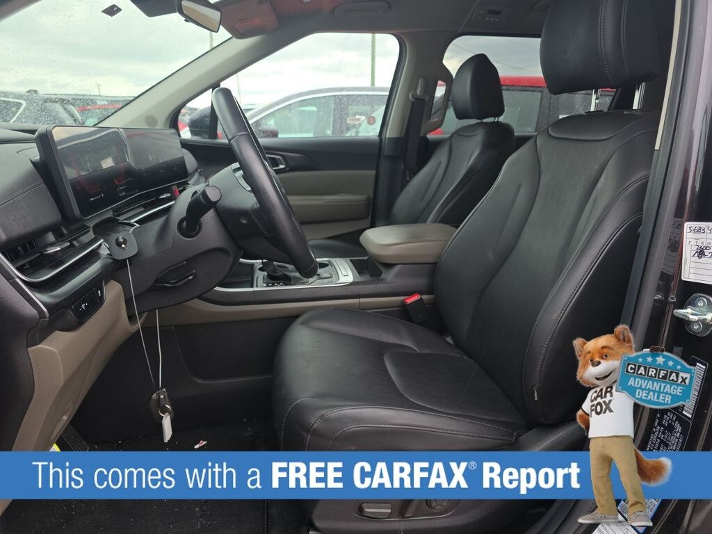 Used 2025 Kia Carnival LXS Minivan/Van