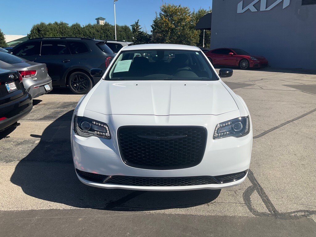 2023 Chrysler 300 Touring photo 2