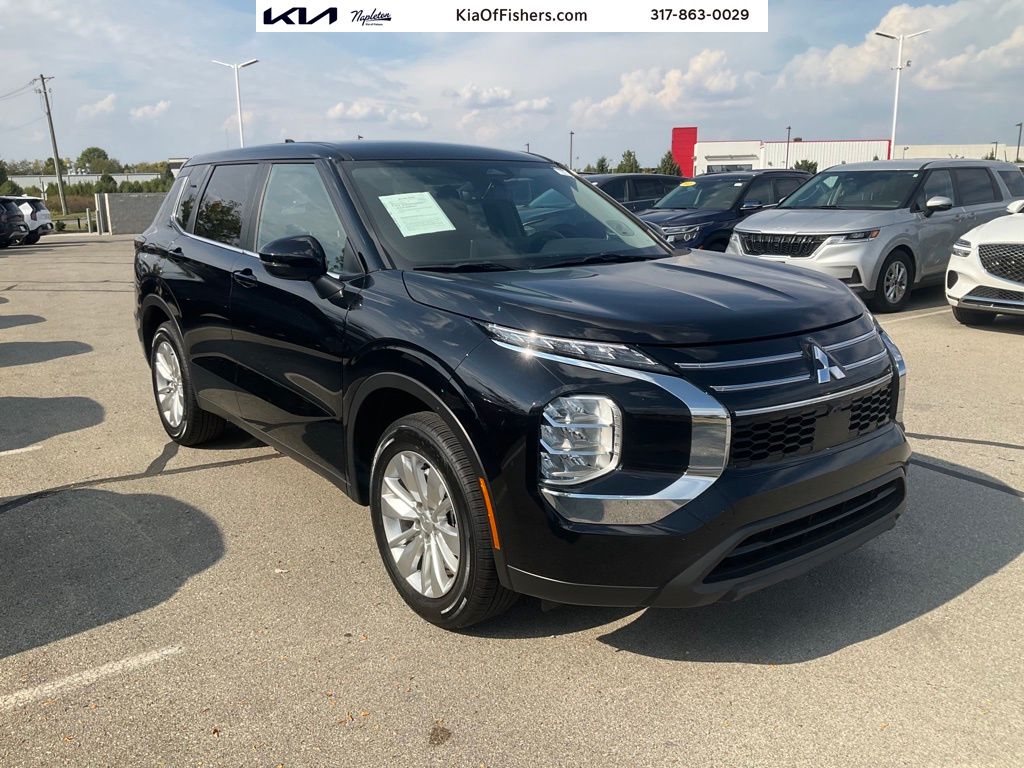 2025 Mitsubishi Outlander ES's photo