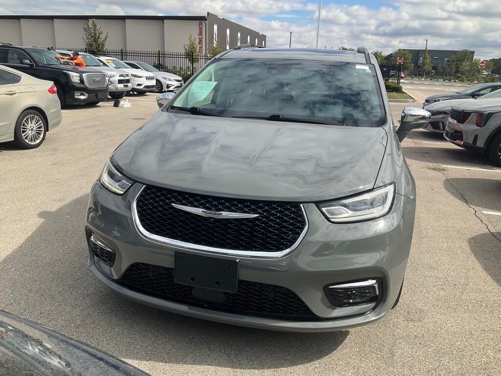 2022 Chrysler Pacifica Limited photo 2