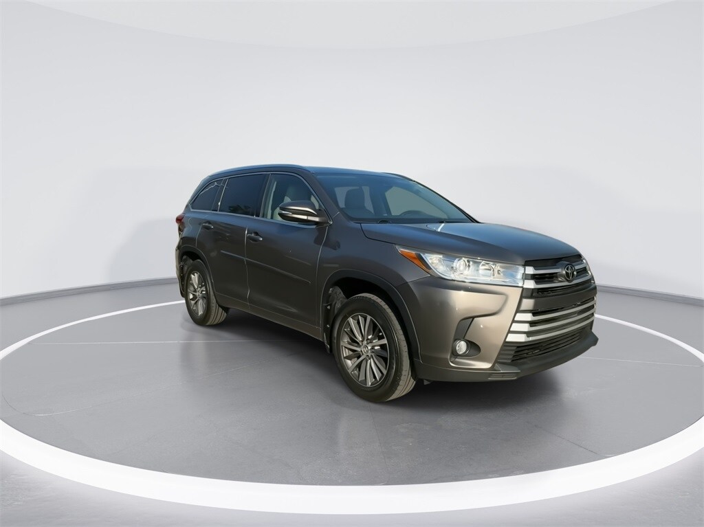 Used 2017 Toyota Highlander XLE with VIN 5TDJZRFH0HS424444 for sale in Fishers, IN