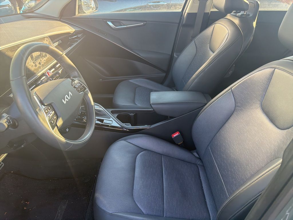 2023 Kia Niro SX Touring photo 2