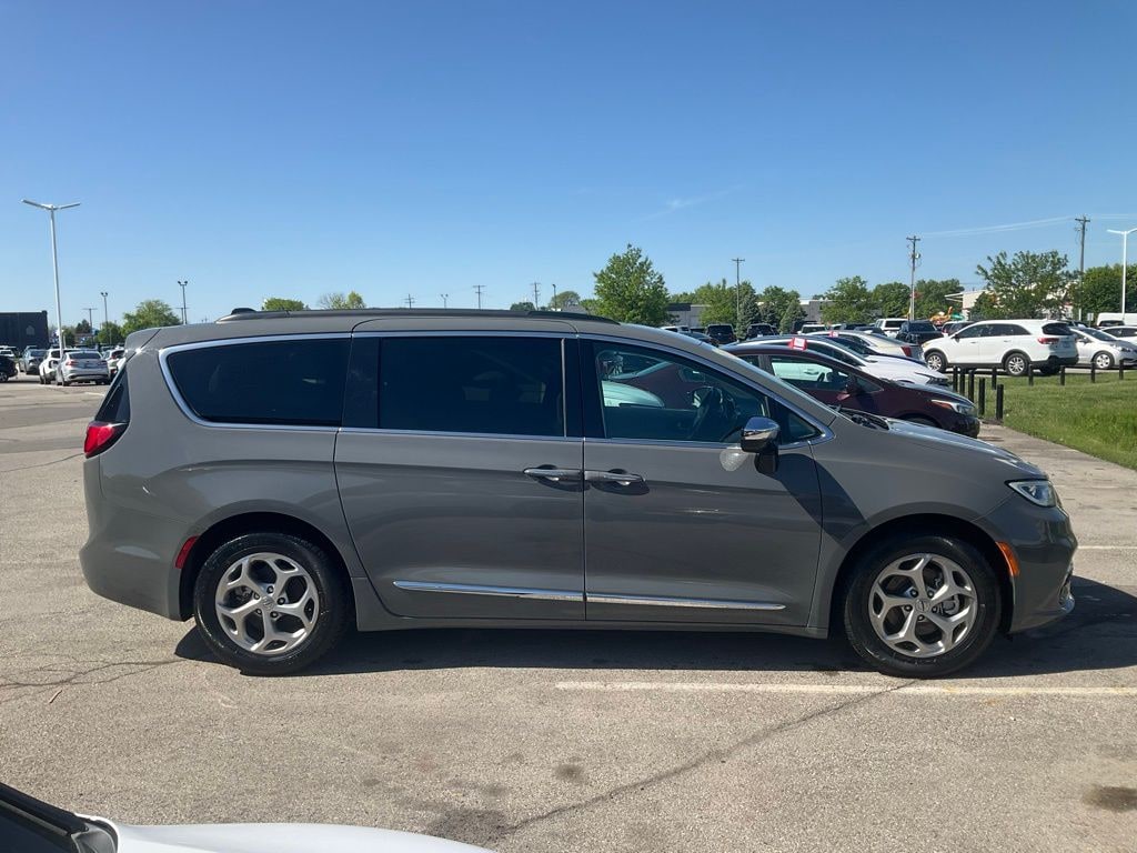 Used 2023 Chrysler Pacifica Limited Minivan/Van