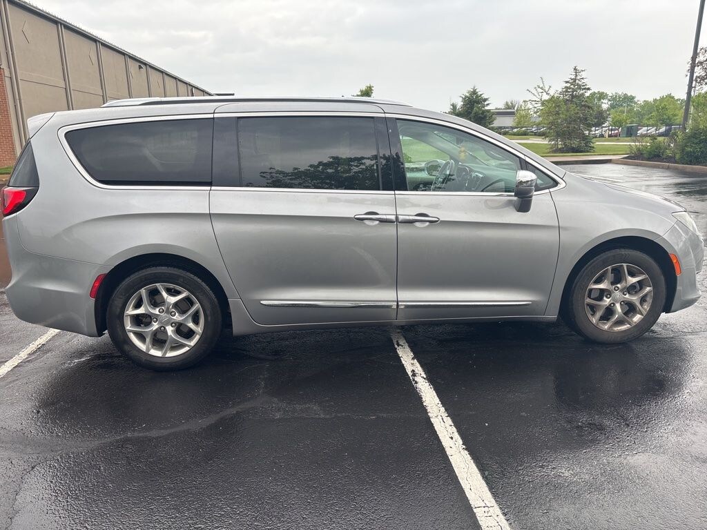 Used 2017 Chrysler Pacifica Limited Minivan/Van