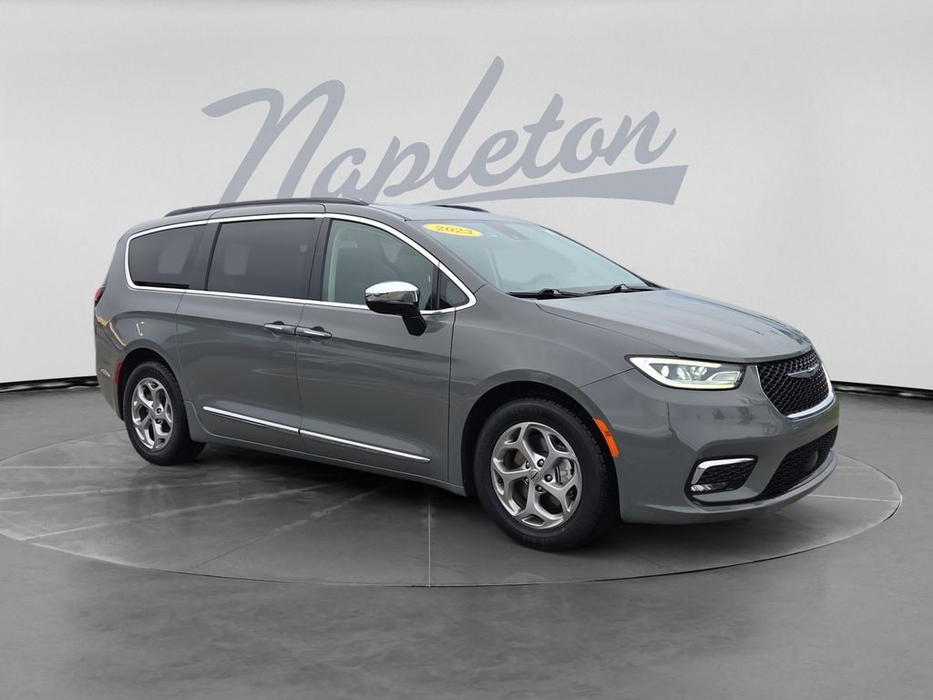 Used 2023 Chrysler Pacifica Limited Minivan/Van