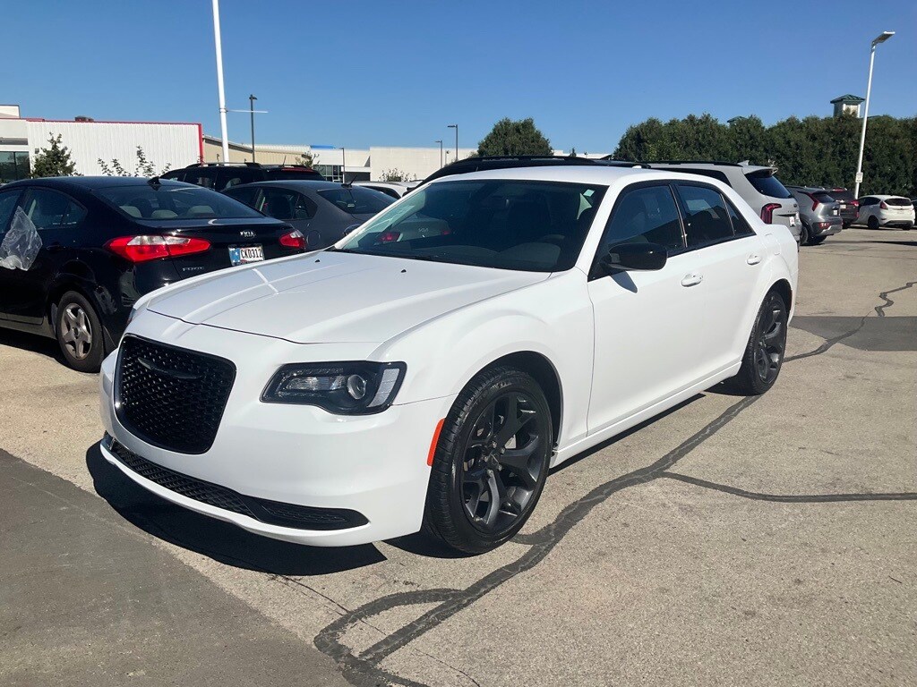 2023 Chrysler 300 Touring photo 3