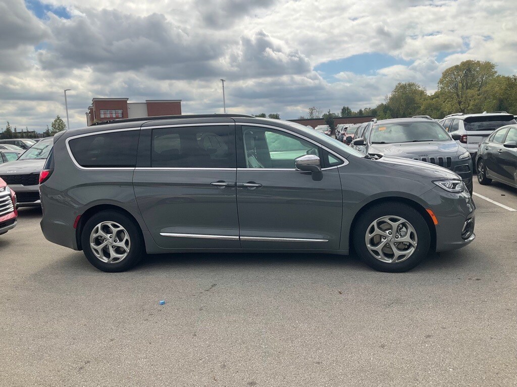 2022 Chrysler Pacifica Limited photo 4