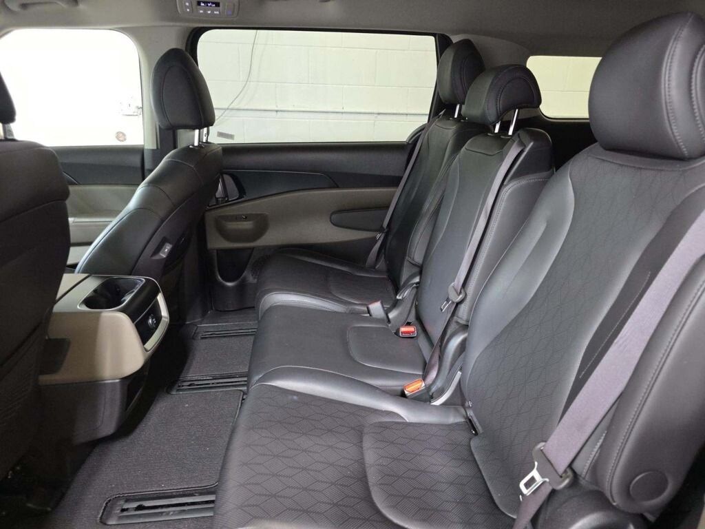 Used 2025 Kia Carnival LXS Minivan/Van