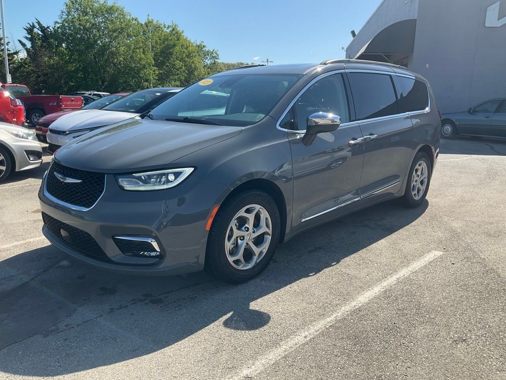 Used 2023 Chrysler Pacifica Limited Minivan/Van