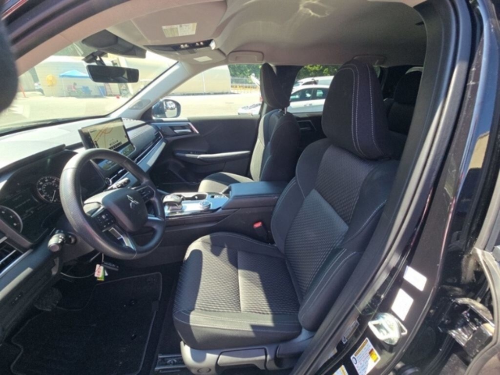 2025 Mitsubishi Outlander ES photo 2