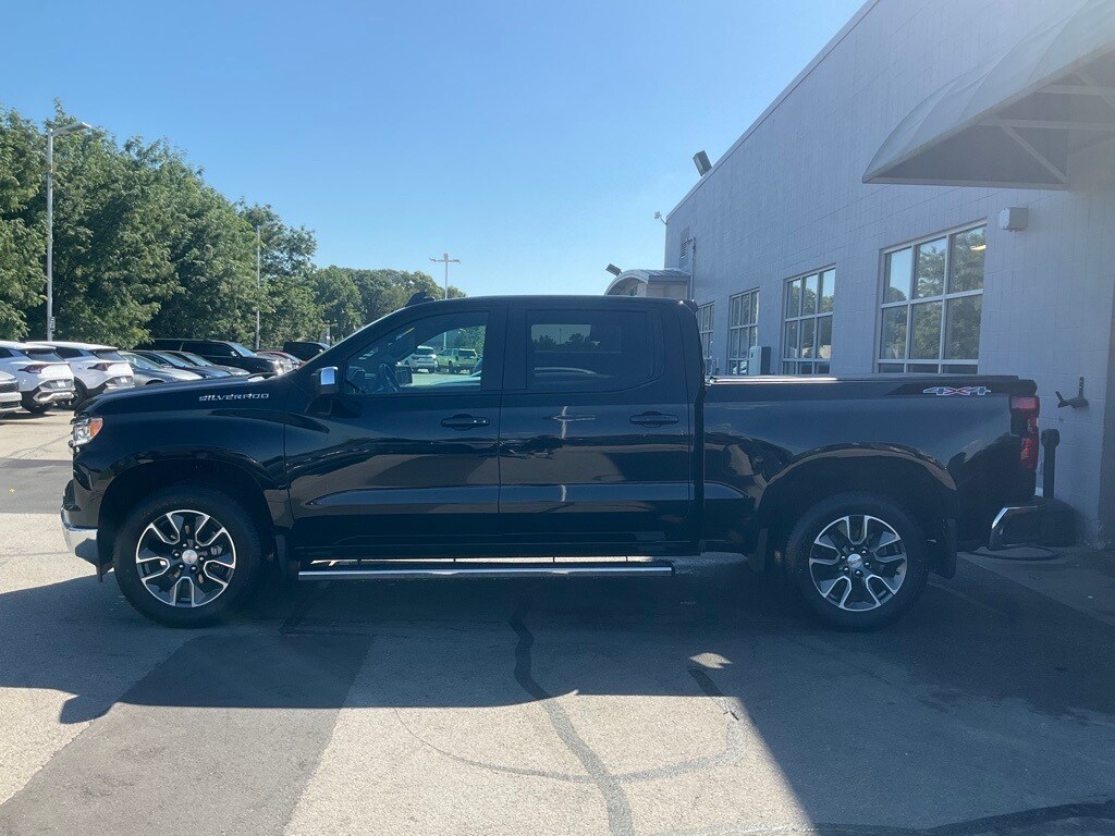 2022 Chevrolet Silverado 1500 LT photo 3