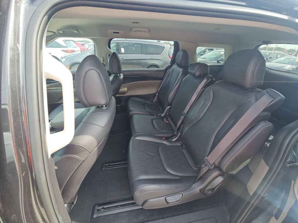 Used 2025 Kia Carnival LXS Minivan/Van