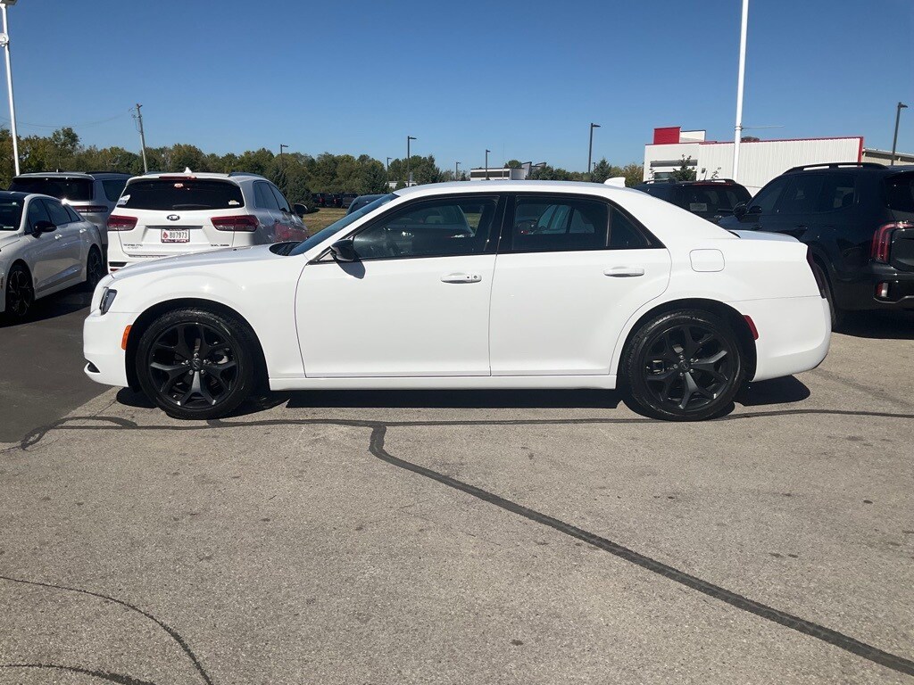 2023 Chrysler 300 Touring photo 4
