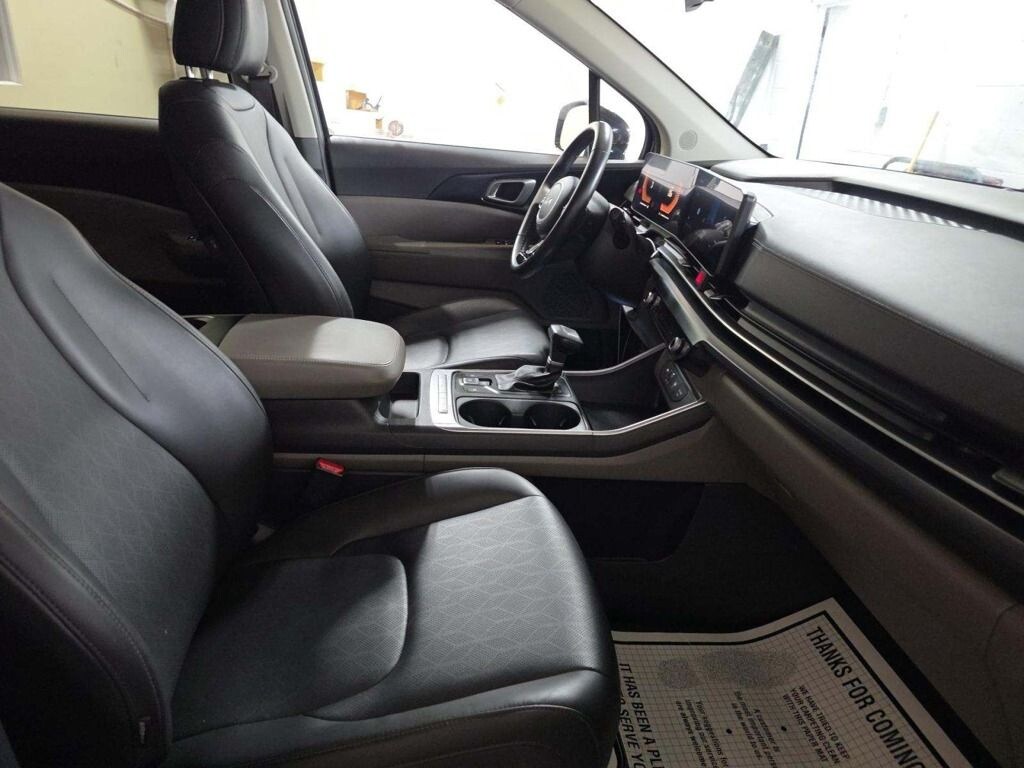 Used 2025 Kia Carnival LXS Minivan/Van