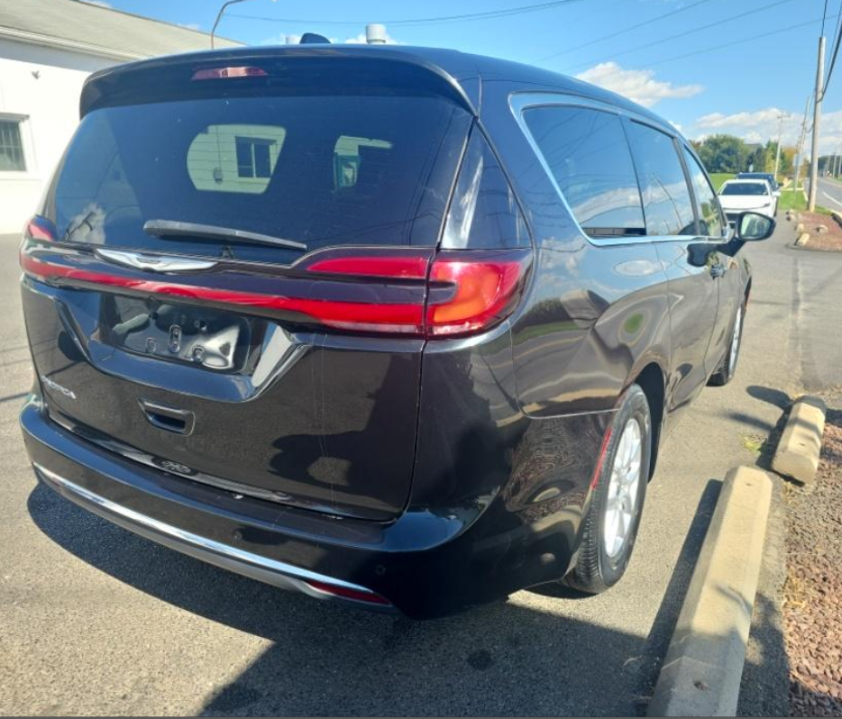 Used 2023 Chrysler Pacifica Touring L Minivan/Van