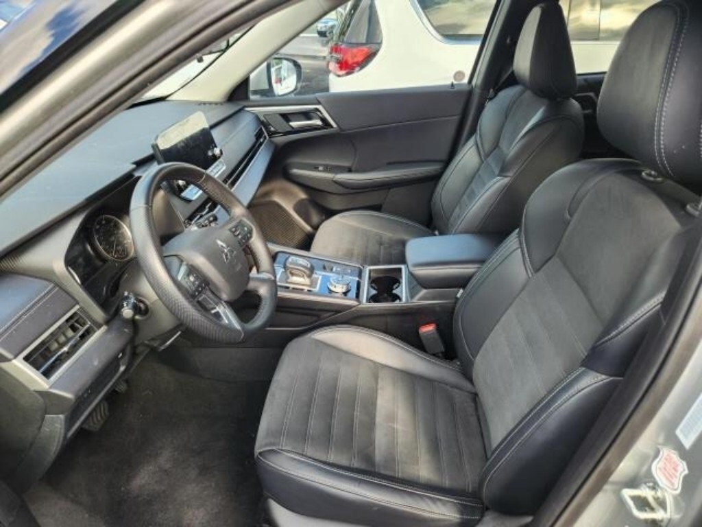 2024 Mitsubishi Outlander SE photo 2