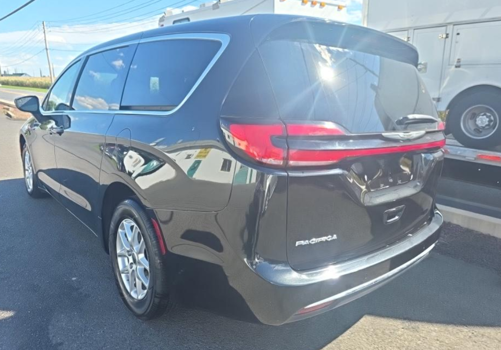Used 2023 Chrysler Pacifica Touring L Minivan/Van