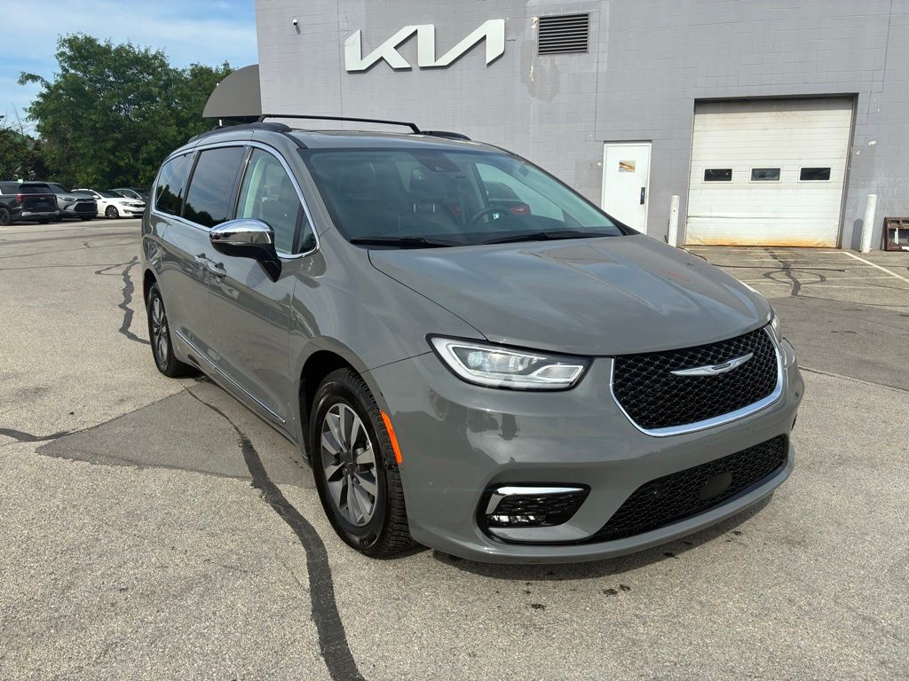 2023 Chrysler Pacifica Hybrid Limited Hybrid's photo