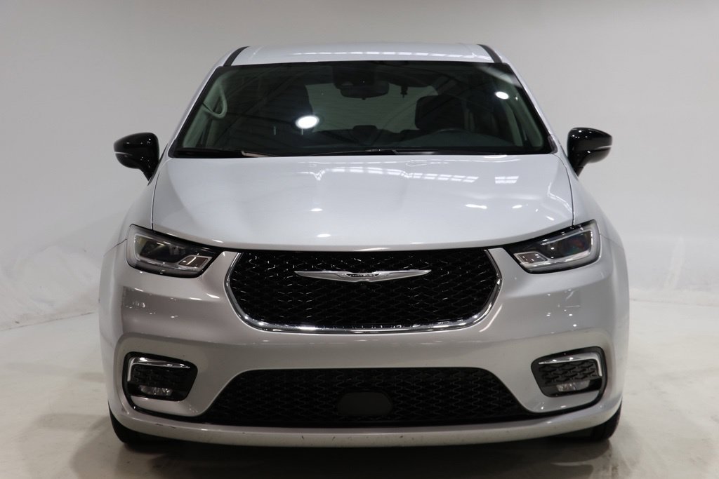 Used 2024 Chrysler Pacifica Touring L Minivan/Van