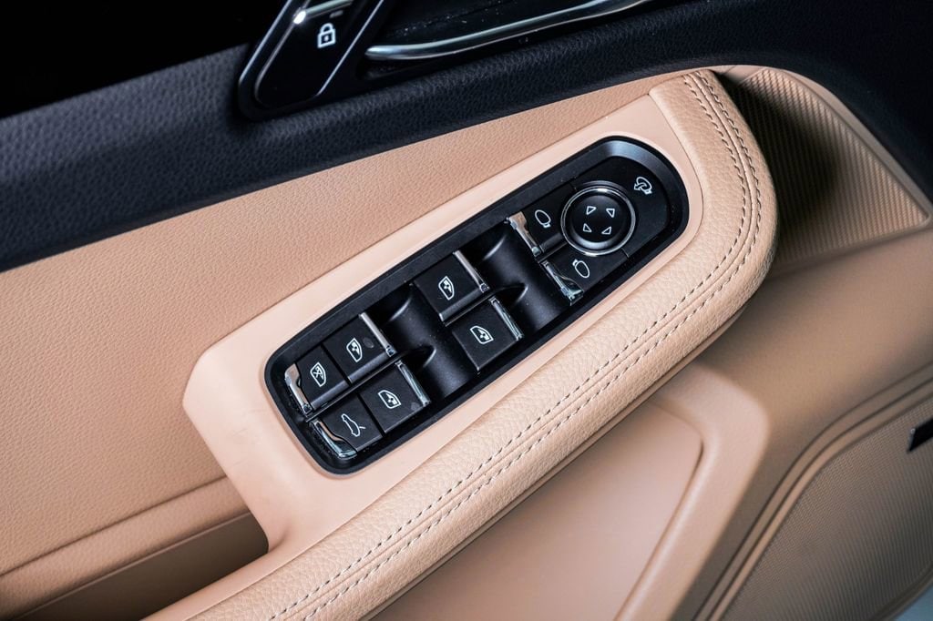 2025 Porsche Macan T - Photo 24