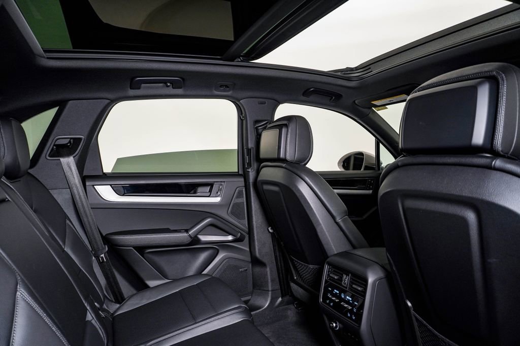2025 Porsche Cayenne Base - Photo 16