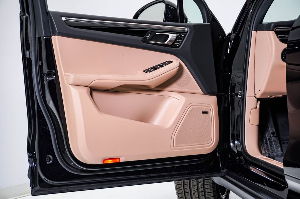 2025 Porsche Macan T - Photo 23