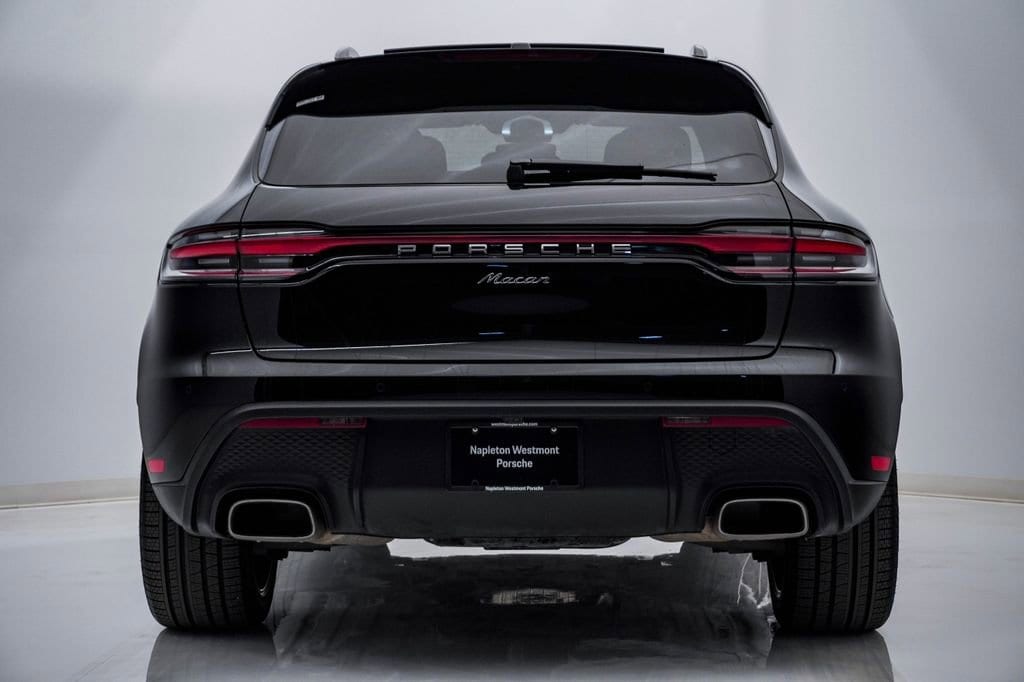 2025 Porsche Macan T - Photo 11
