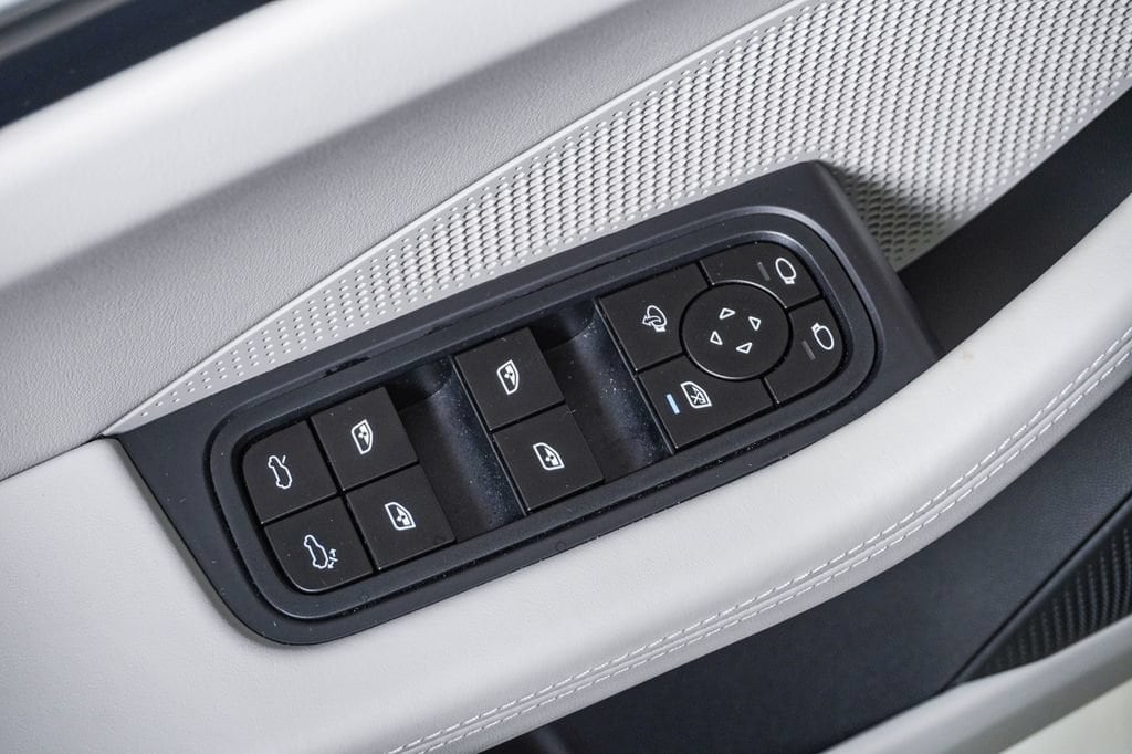2025 Porsche Macan S - Photo 26