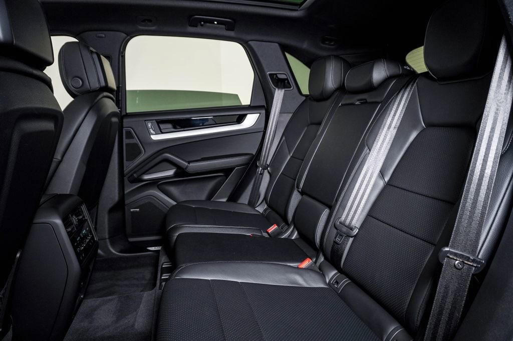 2025 Porsche Cayenne Base - Photo 17