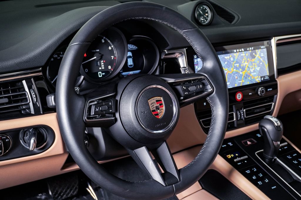 2025 Porsche Macan T - Photo 18