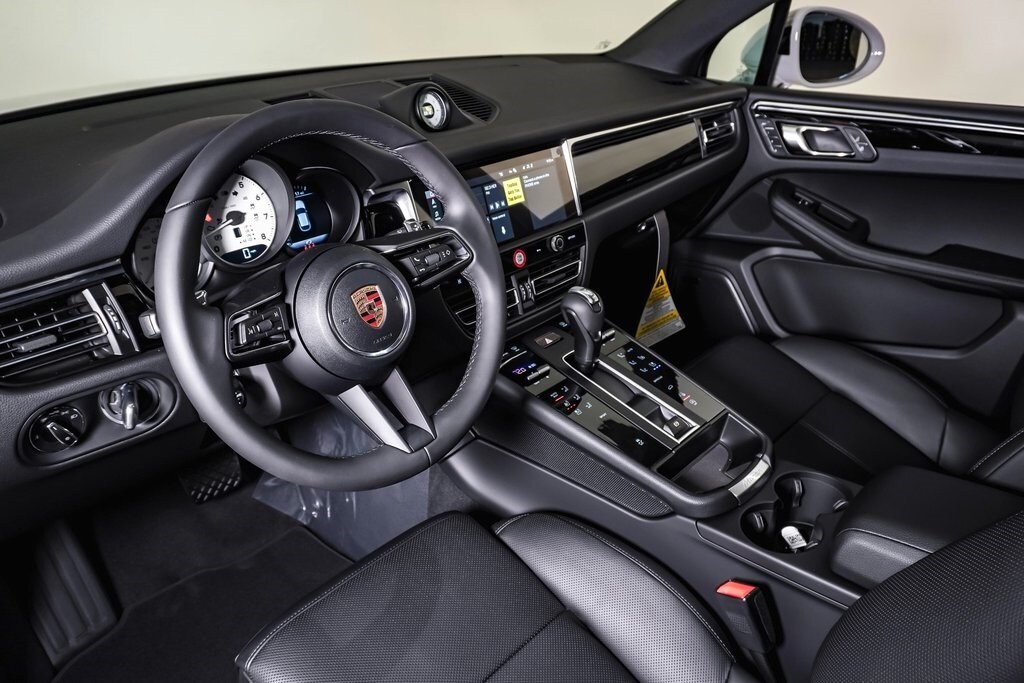 2026 Porsche Macan T photo 4