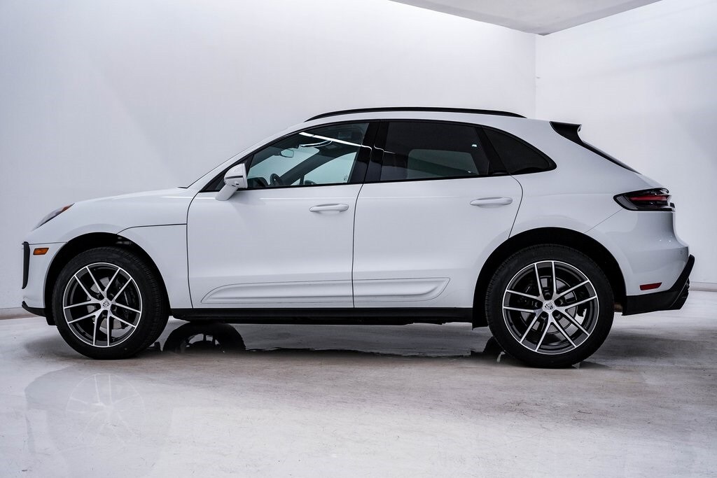 2025 Porsche Macan T photo 2